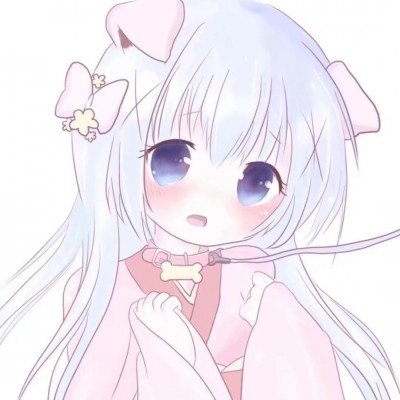 老人在绿化带扎篱笆种菜